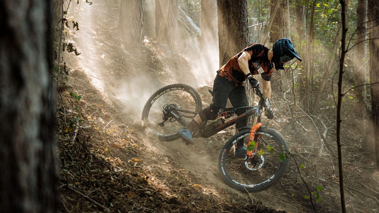 Die besten Enduro-Mountainbikes – Test der Top-Optionen für Rennen, grobe Trails und Gravity-Einsätze