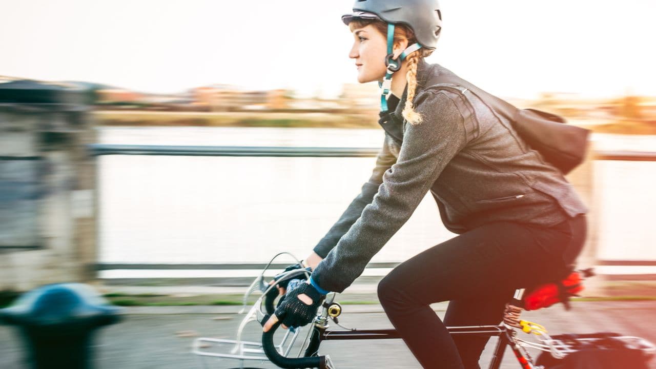 Mit dem Velo zur Arbeit pendeln? Was du das ganze Jahr über anziehen solltest